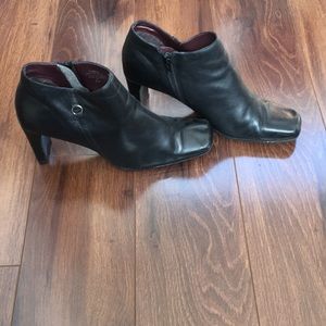 Bandolino Burbane leather upper bootie black 8.5M